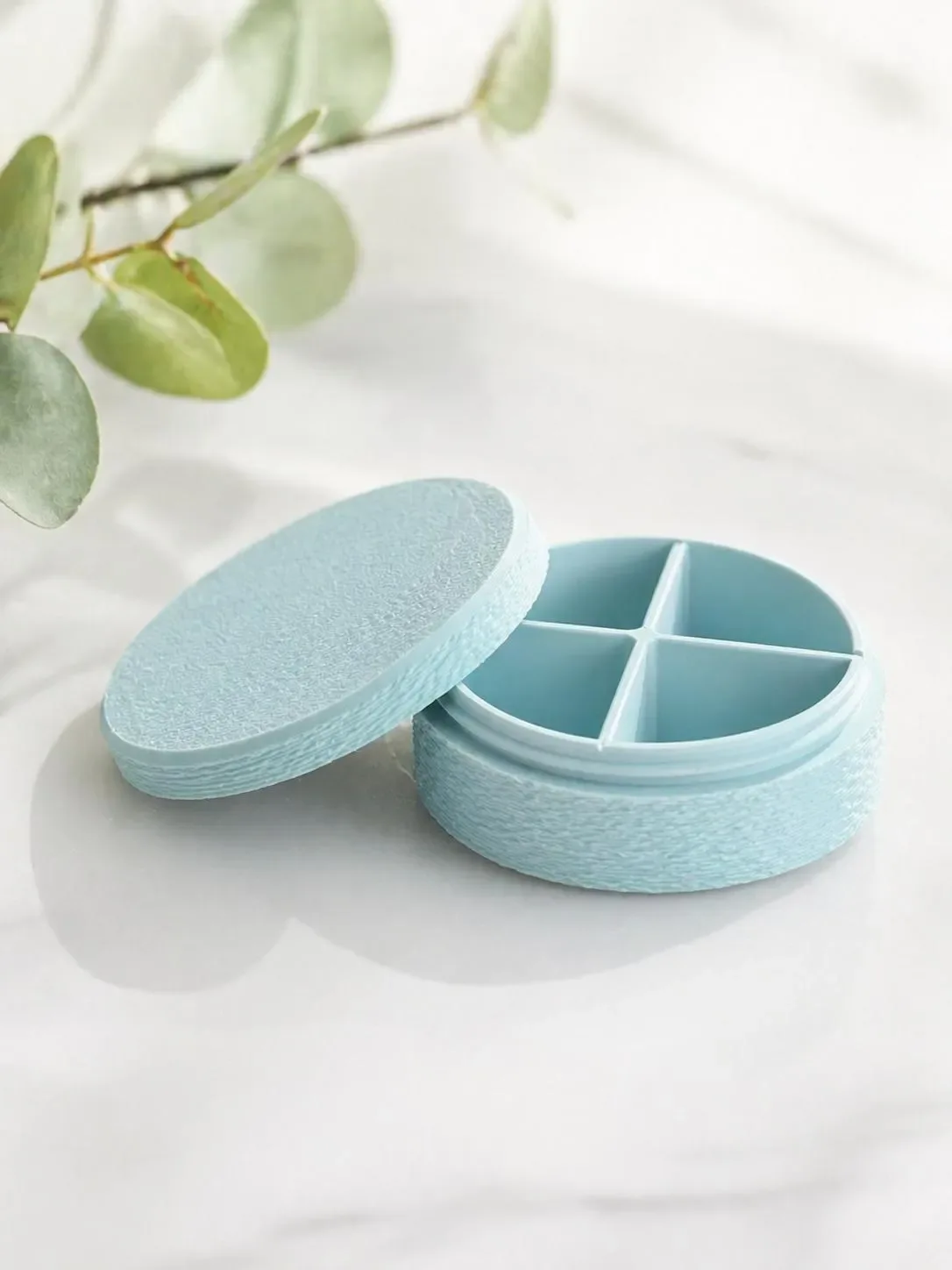 Runde Pillendose mit 4 Fächern – Kompakt, stilvoll & ideal für unterwegs – in mehreren Farben erhältlich